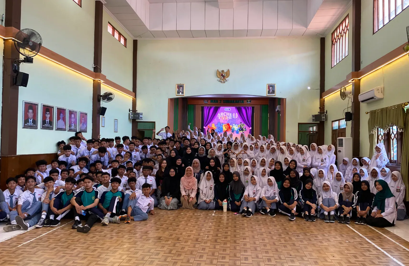 Foto bersama peserta dan panitia usai sesi psikoedukasi di sekolah
